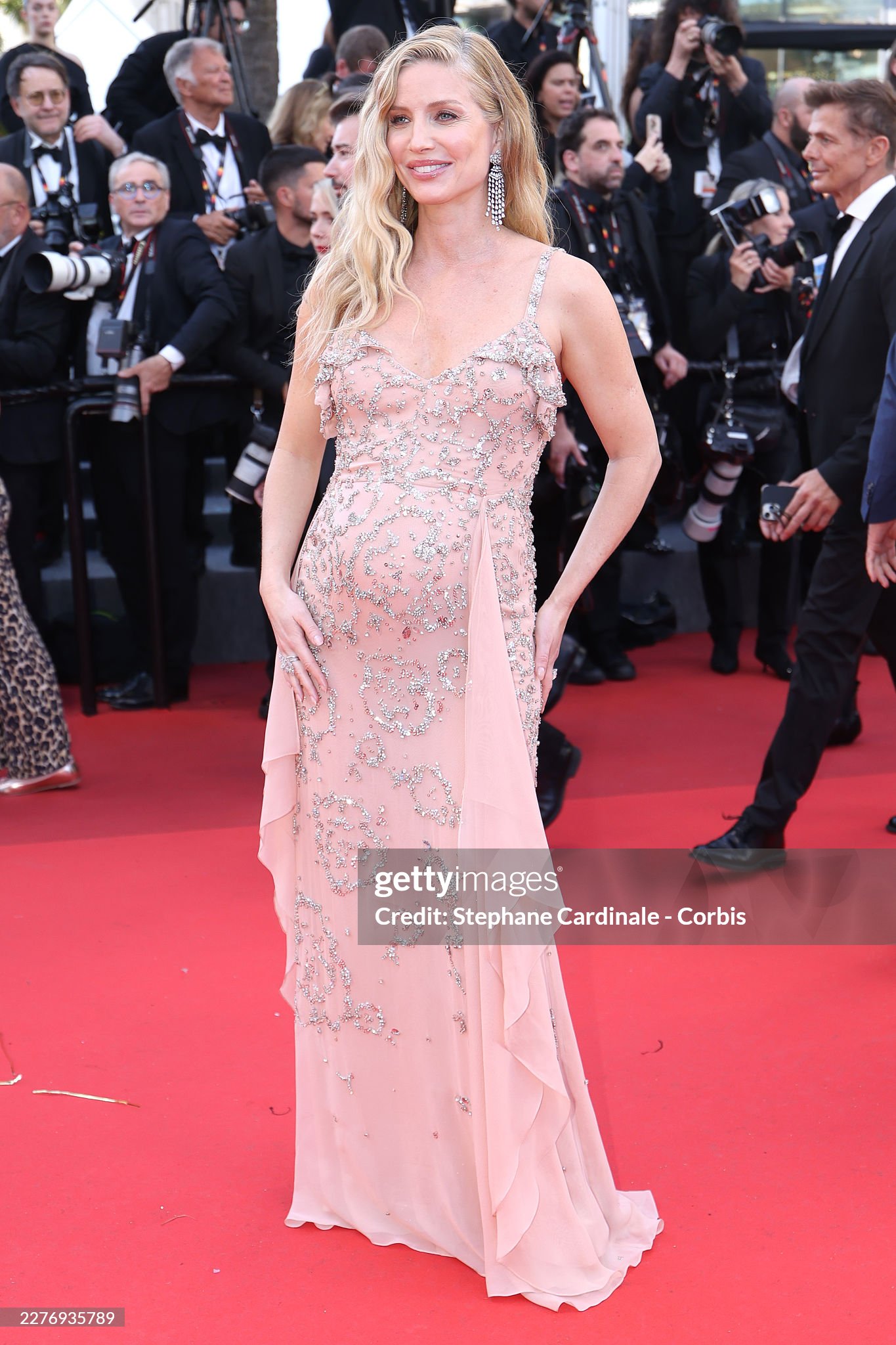 LHP Cannes ng&agrave;y 7: Vợ Ronaldo khoe body "ngồn ngộn", si&ecirc;u mẫu Coco Rocha "thị phạm" tạo d&aacute;ng ngay tr&ecirc;n thảm đỏ- Ảnh 11.