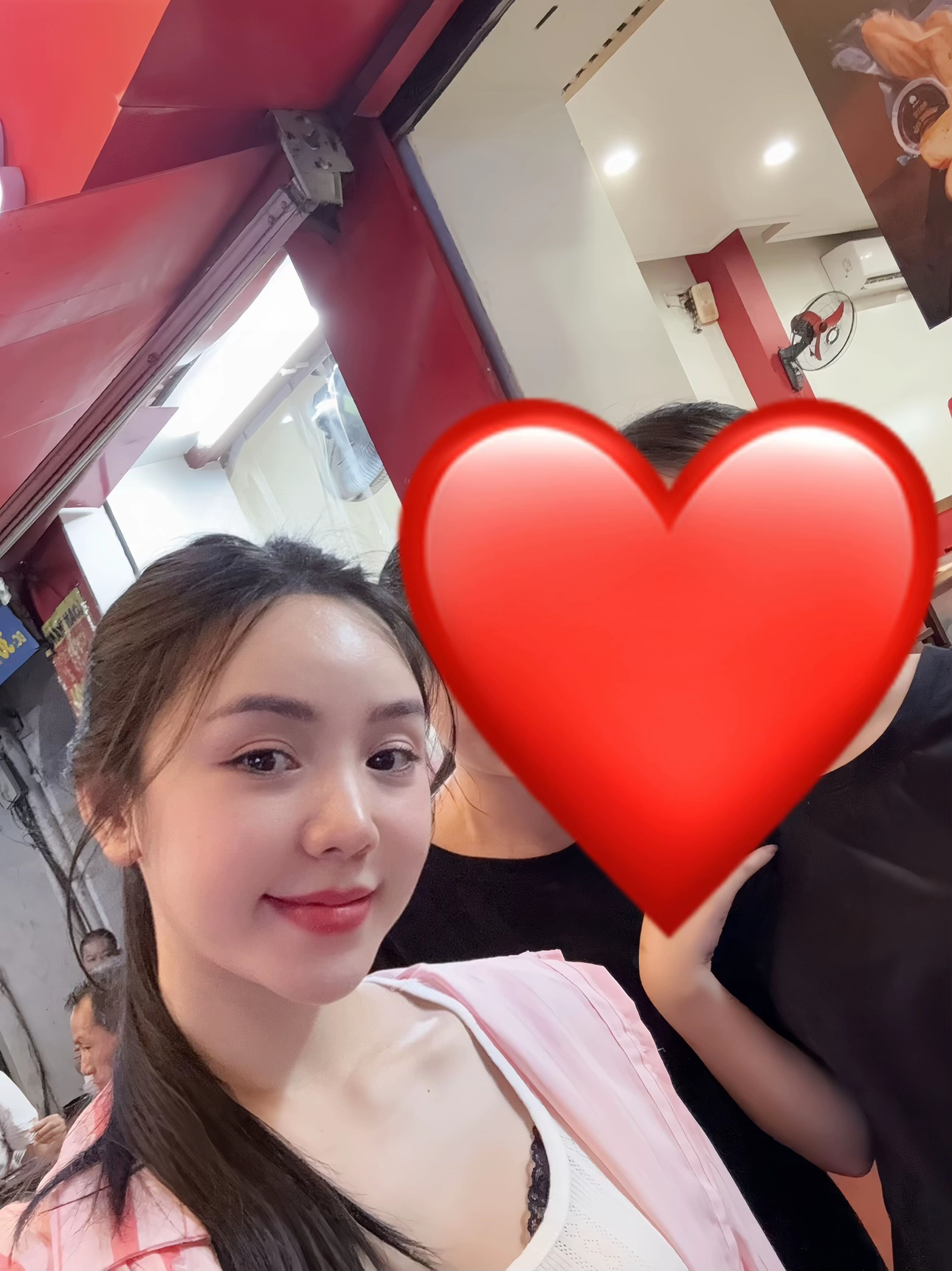 Cam thường lia tr&uacute;ng 3 mỹ nh&acirc;n phim Việt giờ v&agrave;ng VTV đi ăn nem nướng: Quỳnh Kool, Quỳnh Nga mặt nhỏ x&iacute;u, L&atilde; Thanh Huyền tr&ocirc;ng lạ nhất- Ảnh 3.