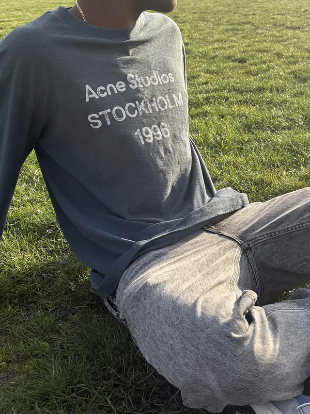Chiếc &aacute;o d&agrave;i tay Acne Studios: Tại sao một mảnh vải mỏng in logo gi&aacute; 11 triệu lại khiến cả thế giới ph&aacute;t cuồng?- Ảnh 6.