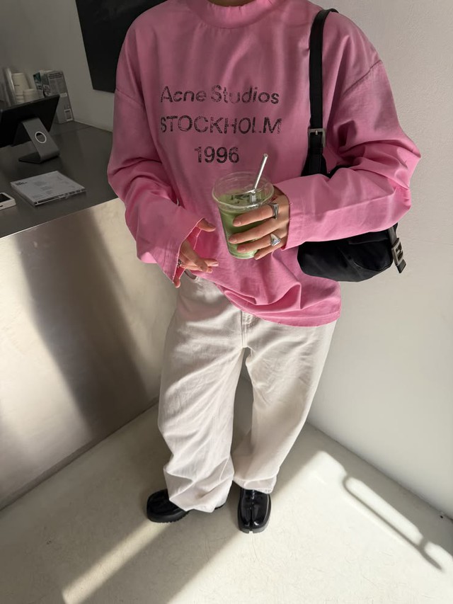 Chiếc &aacute;o d&agrave;i tay Acne Studios: Tại sao một mảnh vải mỏng in logo gi&aacute; 11 triệu lại khiến cả thế giới ph&aacute;t cuồng?- Ảnh 5.