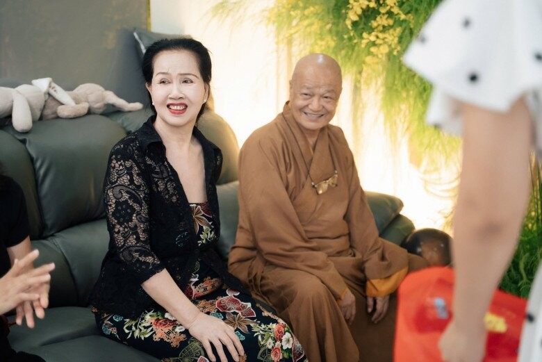 Nữ ca sĩ h&agrave;ng đầu Việt Nam: Cha ruột nương nhờ cửa Phật, lấy chồng ngoại quốc, 2 con ăn chay từ 0 tuổi- Ảnh 2.