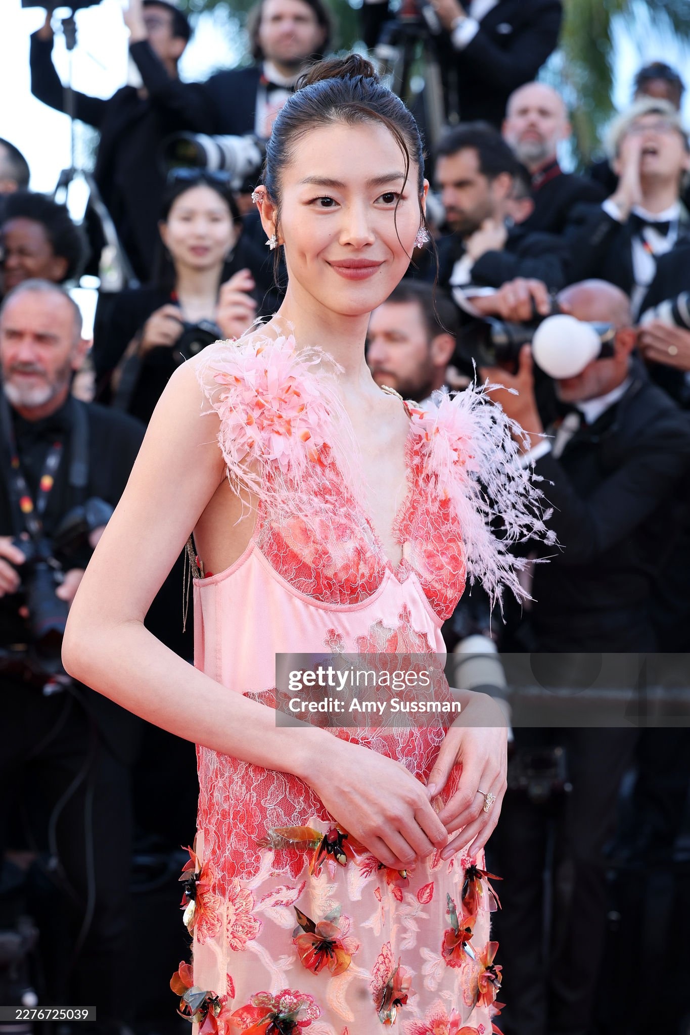 Xuất hiện mỹ nh&acirc;n v&aacute;y ren ở Cannes c&oacute; visual "rửa mắt" cực mạnh, l&agrave;m 18 triệu người xem đến đờ đẫn- Ảnh 3.