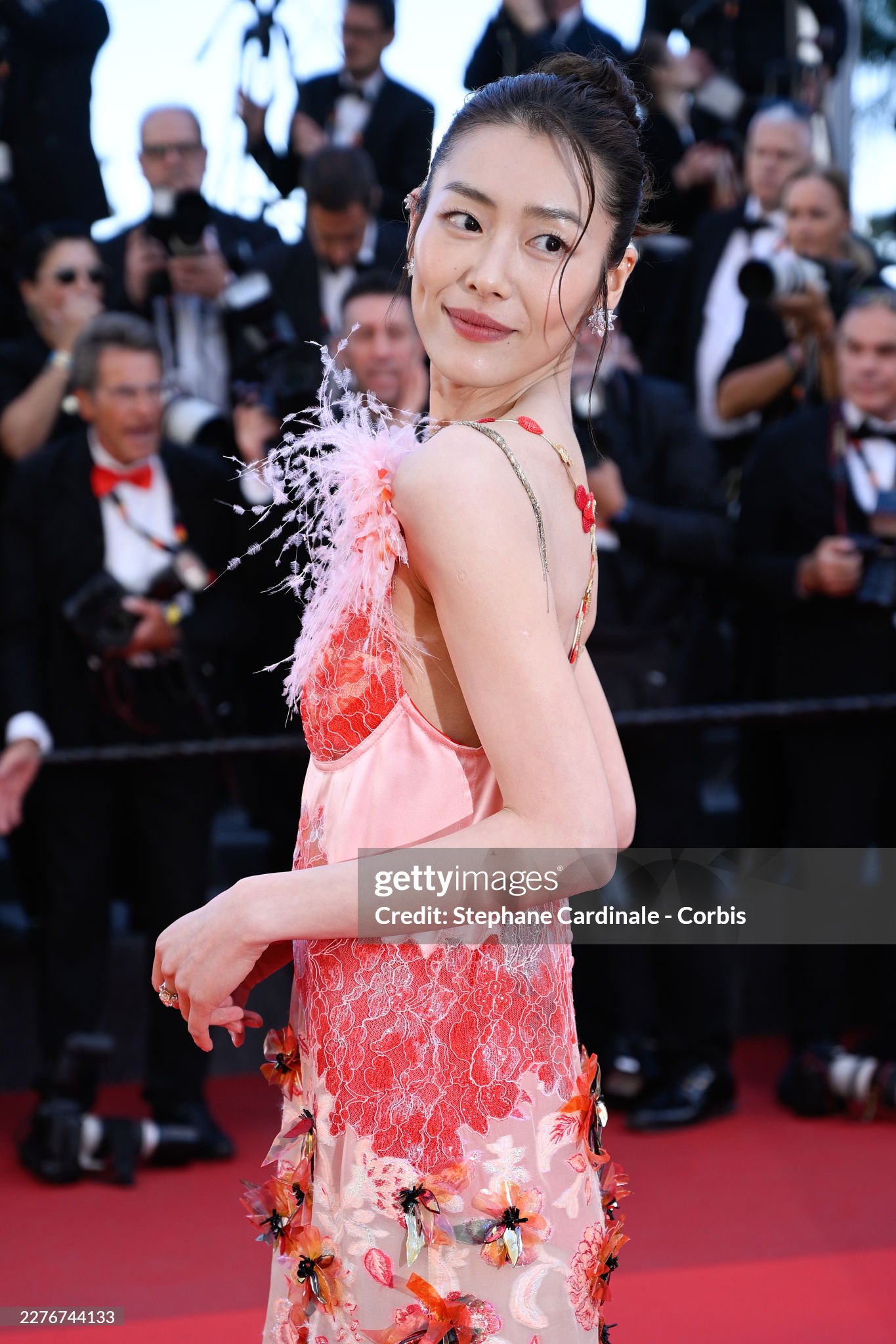 Xuất hiện mỹ nh&acirc;n v&aacute;y ren ở Cannes c&oacute; visual "rửa mắt" cực mạnh, l&agrave;m 18 triệu người xem đến đờ đẫn- Ảnh 4.