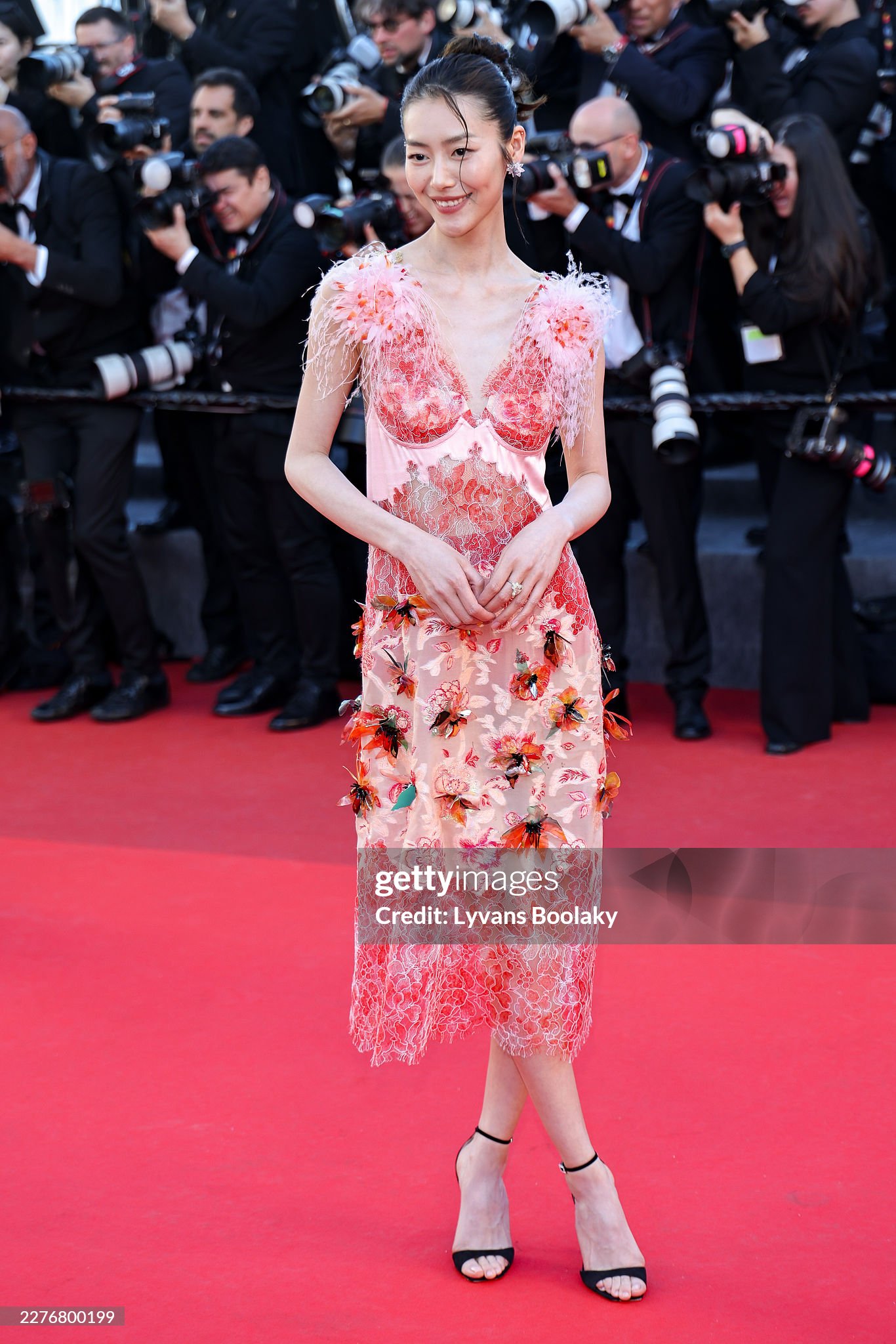 Xuất hiện mỹ nh&acirc;n v&aacute;y ren ở Cannes c&oacute; visual "rửa mắt" cực mạnh, l&agrave;m 18 triệu người xem đến đờ đẫn- Ảnh 2.