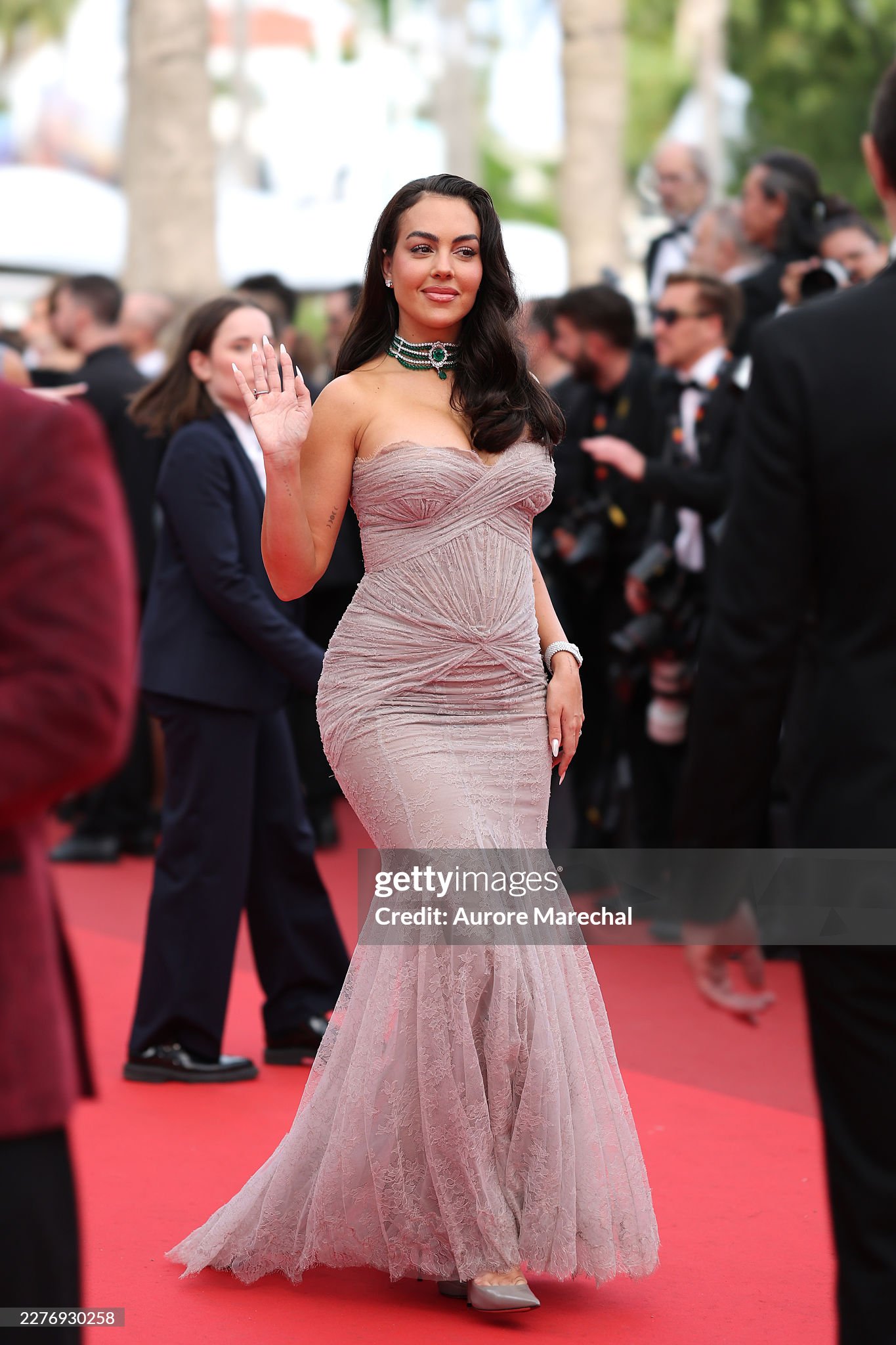 LHP Cannes ng&agrave;y 7: Vợ Ronaldo khoe body "ngồn ngộn", si&ecirc;u mẫu Coco Rocha "thị phạm" tạo d&aacute;ng ngay tr&ecirc;n thảm đỏ- Ảnh 1.
