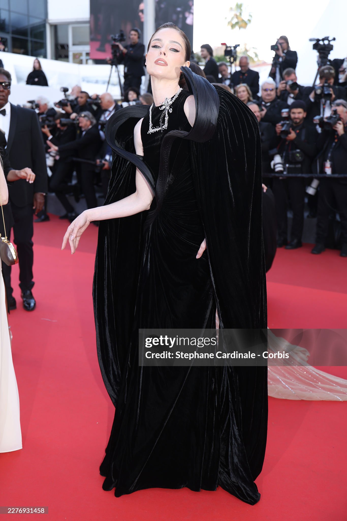 LHP Cannes ng&agrave;y 7: Vợ Ronaldo khoe body "ngồn ngộn", si&ecirc;u mẫu Coco Rocha "thị phạm" tạo d&aacute;ng ngay tr&ecirc;n thảm đỏ- Ảnh 4.