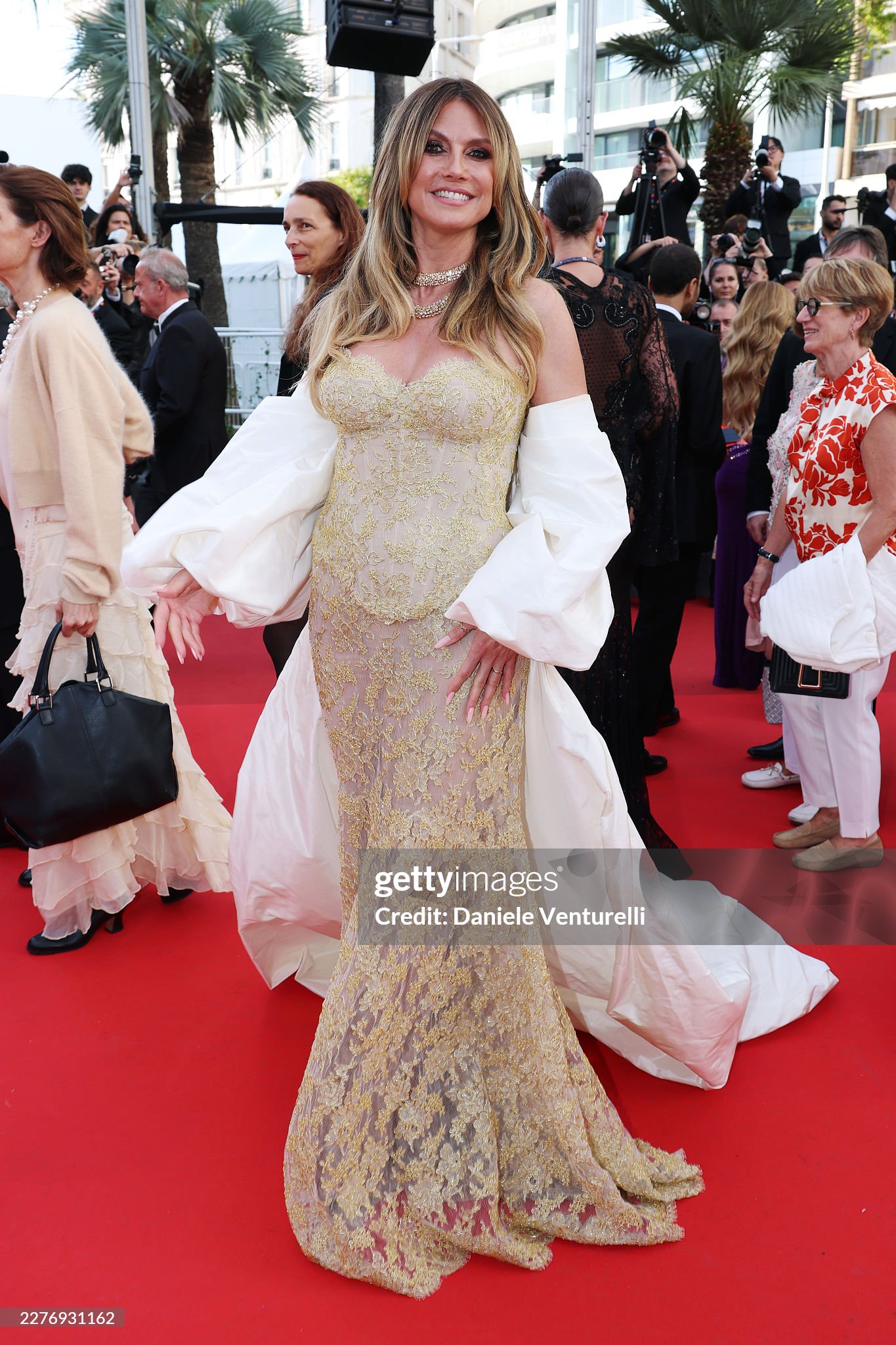 LHP Cannes ng&agrave;y 7: Vợ Ronaldo khoe body "ngồn ngộn", si&ecirc;u mẫu Coco Rocha "thị phạm" tạo d&aacute;ng ngay tr&ecirc;n thảm đỏ- Ảnh 16.