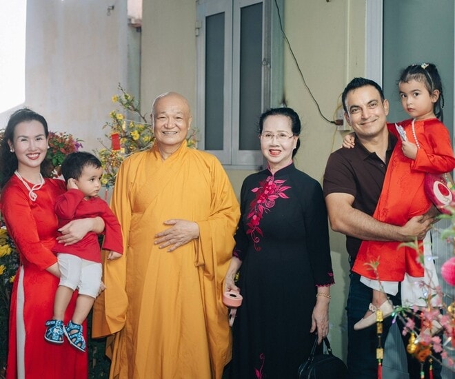 Nữ ca sĩ h&agrave;ng đầu Việt Nam: Cha ruột nương nhờ cửa Phật, lấy chồng ngoại quốc, 2 con ăn chay từ 0 tuổi- Ảnh 1.