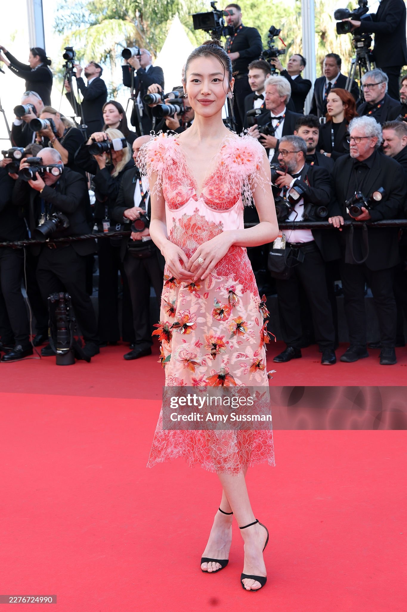 Xuất hiện mỹ nh&acirc;n v&aacute;y ren ở Cannes c&oacute; visual "rửa mắt" cực mạnh, l&agrave;m 18 triệu người xem đến đờ đẫn- Ảnh 1.