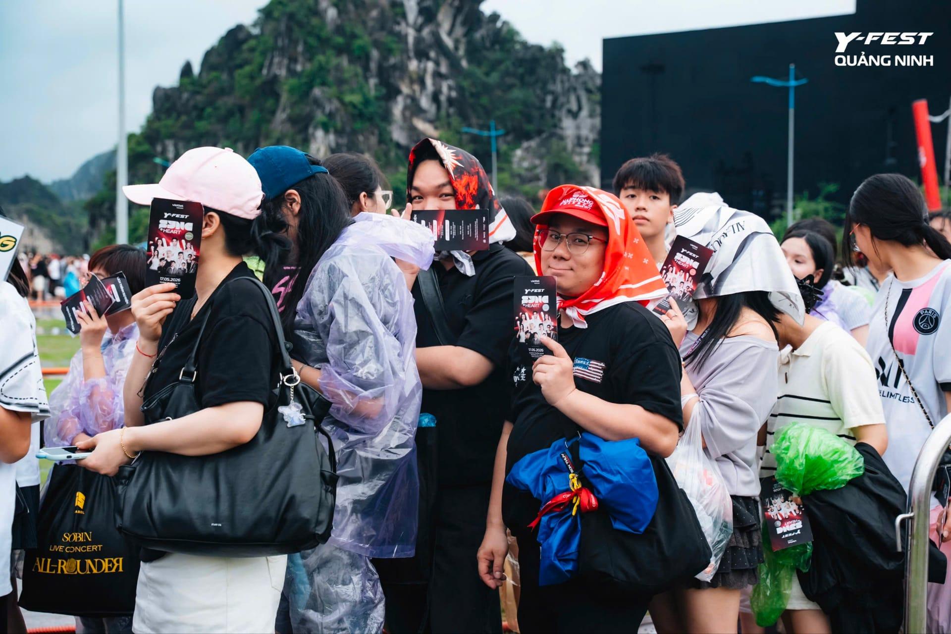 Viettel Y-Fest Quảng Ninh kh&eacute;p lại bằng đ&ecirc;m nhạc b&ugrave;ng nổ, h&agrave;ng chục ngh&igrave;n kh&aacute;n giả ở lại đến ph&uacute;t cuối - Ảnh 1.