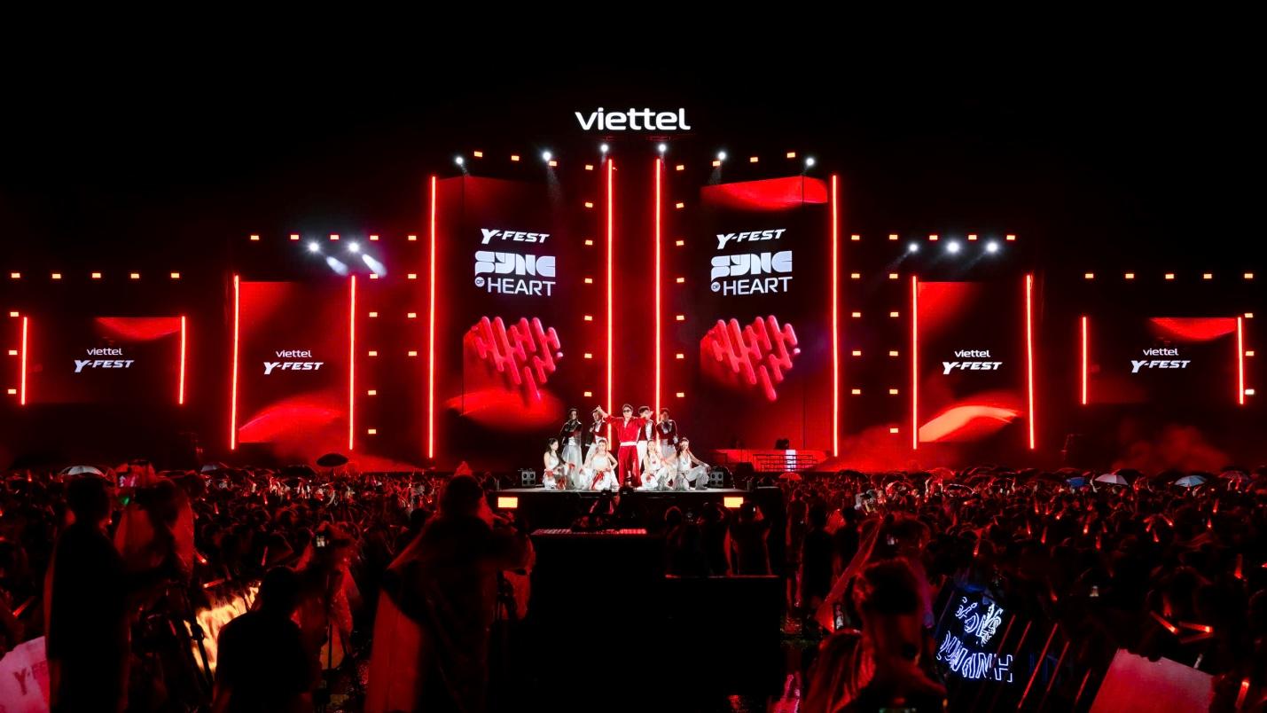 Viettel Y-Fest Quảng Ninh kh&eacute;p lại bằng đ&ecirc;m nhạc b&ugrave;ng nổ, h&agrave;ng chục ngh&igrave;n kh&aacute;n giả ở lại đến ph&uacute;t cuối - Ảnh 11.