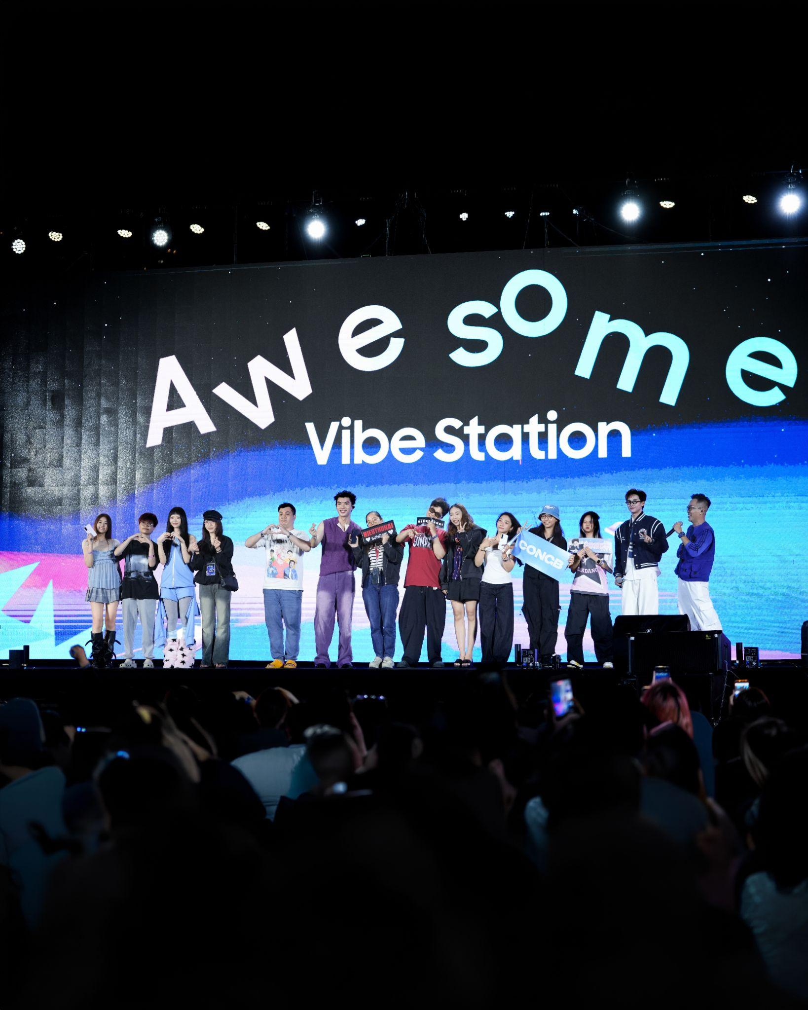 Awesome Vibe Station ch&iacute;nh thức đổ bộ H&agrave; Nội, người h&acirc;m mộ CONGB, &Aacute;nh S&aacute;ng AZA, buitruonglinh, Vương B&igrave;nh đứng ngồi kh&ocirc;ng y&ecirc;n- Ảnh 4.