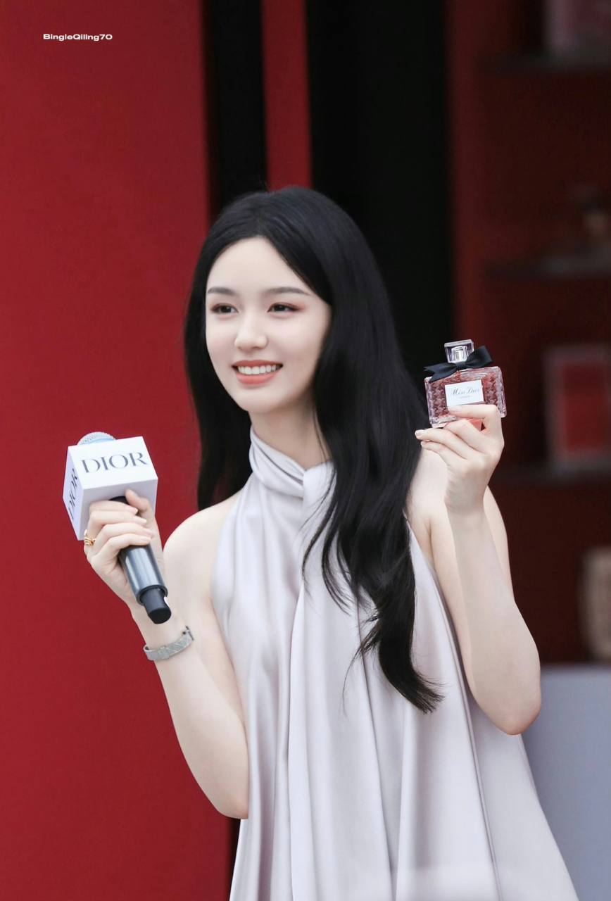 Đại sứ Dior vừa đẹp &ldquo;phong thần&rdquo; ở Cannes đ&atilde; bị ch&ecirc; mặt sưng, da xệ khi về nước- Ảnh 5.