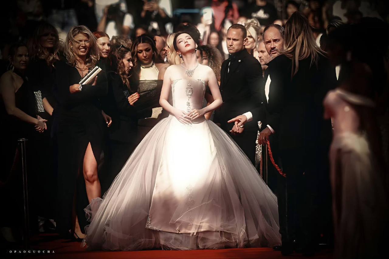 Đại sứ Dior vừa đẹp &ldquo;phong thần&rdquo; ở Cannes đ&atilde; bị ch&ecirc; mặt sưng, da xệ khi về nước- Ảnh 9.