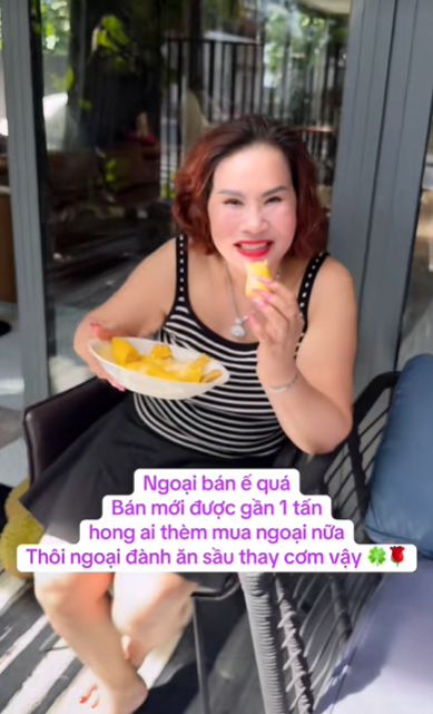 Sạp sầu ri&ecirc;ng trước biệt thự 3 mặt tiền 80 tỷ ở Ph&uacute; Mỹ Hưng g&acirc;y sốt: 2h chiều đ&atilde; hết sạch, chủ nh&agrave; vừa mừng vừa lo- Ảnh 4.