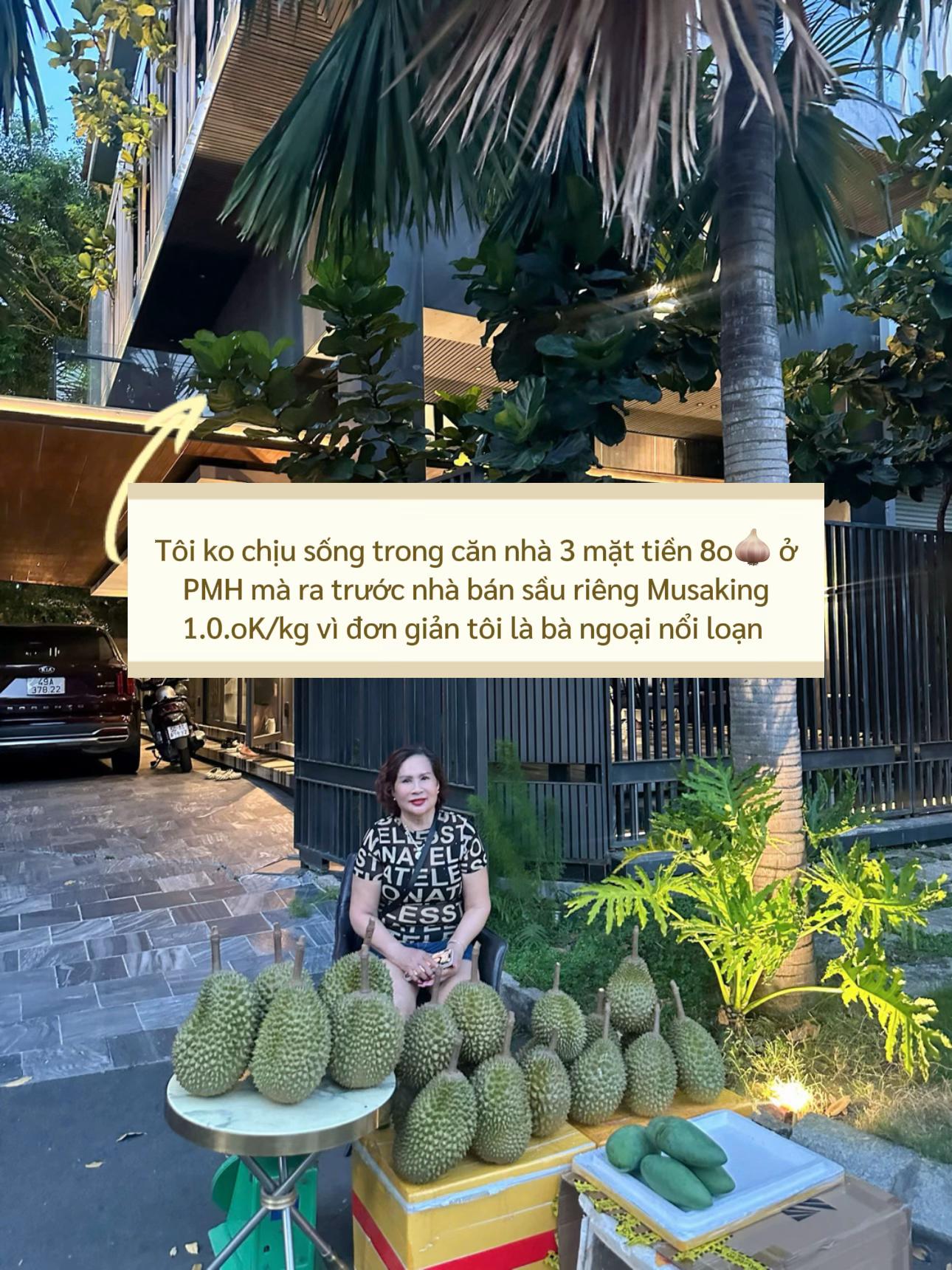 Sạp sầu ri&ecirc;ng trước biệt thự 3 mặt tiền 80 tỷ ở Ph&uacute; Mỹ Hưng g&acirc;y sốt: 2h chiều đ&atilde; hết sạch, chủ nh&agrave; vừa mừng vừa lo- Ảnh 1.