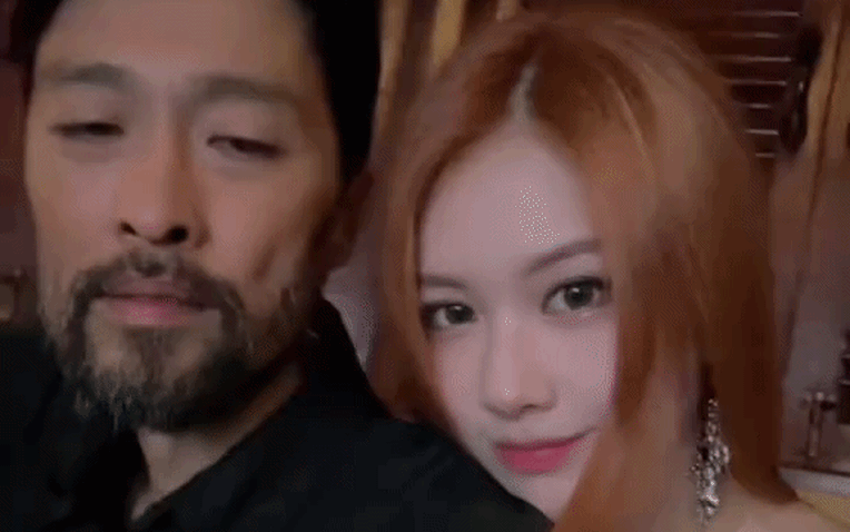 Chuyện t&igrave;nh &ldquo;ch&uacute; - ch&aacute;u&rdquo; lệch 24 tuổi của Johnny Tr&iacute; Nguyễn: Bạn g&aacute;i tung clip 8 gi&acirc;y ngọt ng&agrave;o- Ảnh 1.