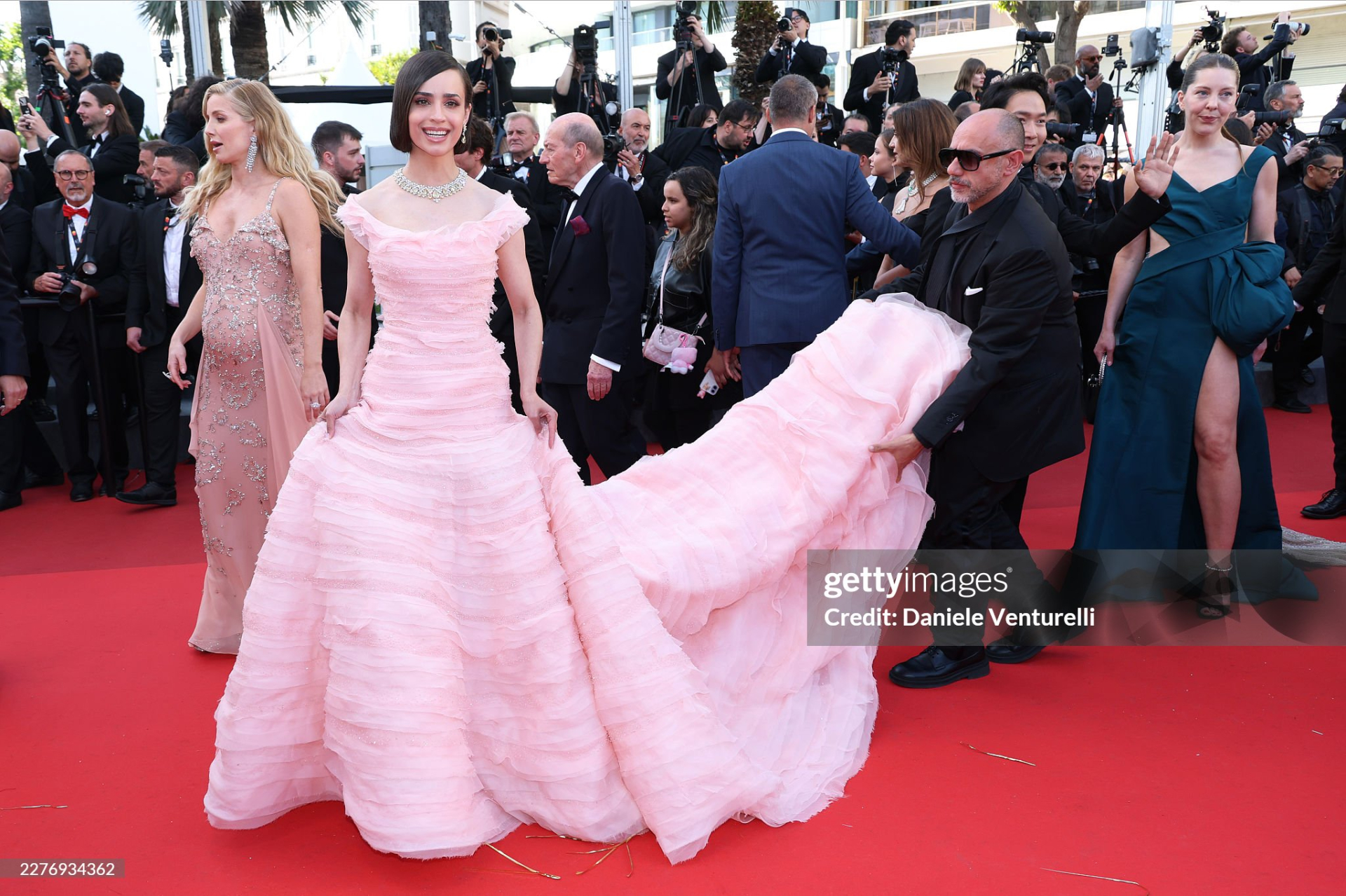 LHP Cannes ng&agrave;y 7: Vợ Ronaldo khoe body "ngồn ngộn", si&ecirc;u mẫu Coco Rocha "thị phạm" tạo d&aacute;ng ngay tr&ecirc;n thảm đỏ- Ảnh 29.