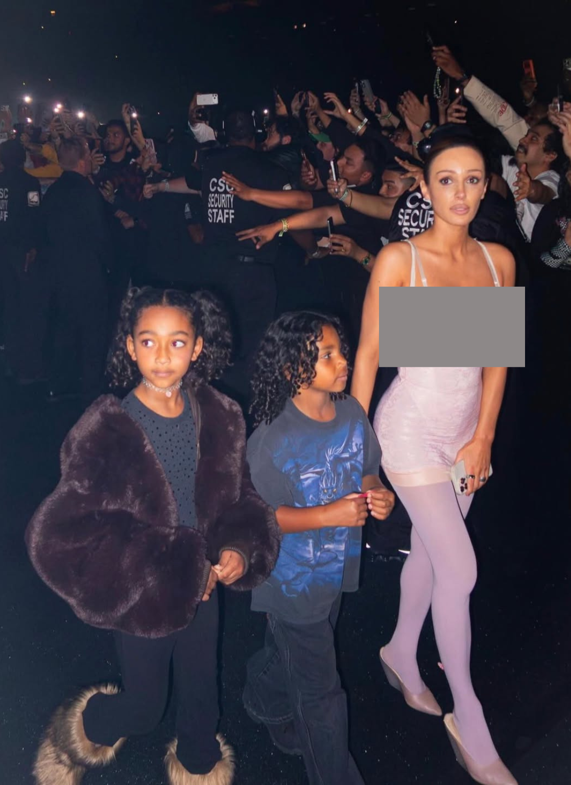 Vợ Kanye West lại mặc hở kh&oacute; tả, nh&igrave;n biểu cảm của người qua đường l&agrave; hiểu- Ảnh 5.