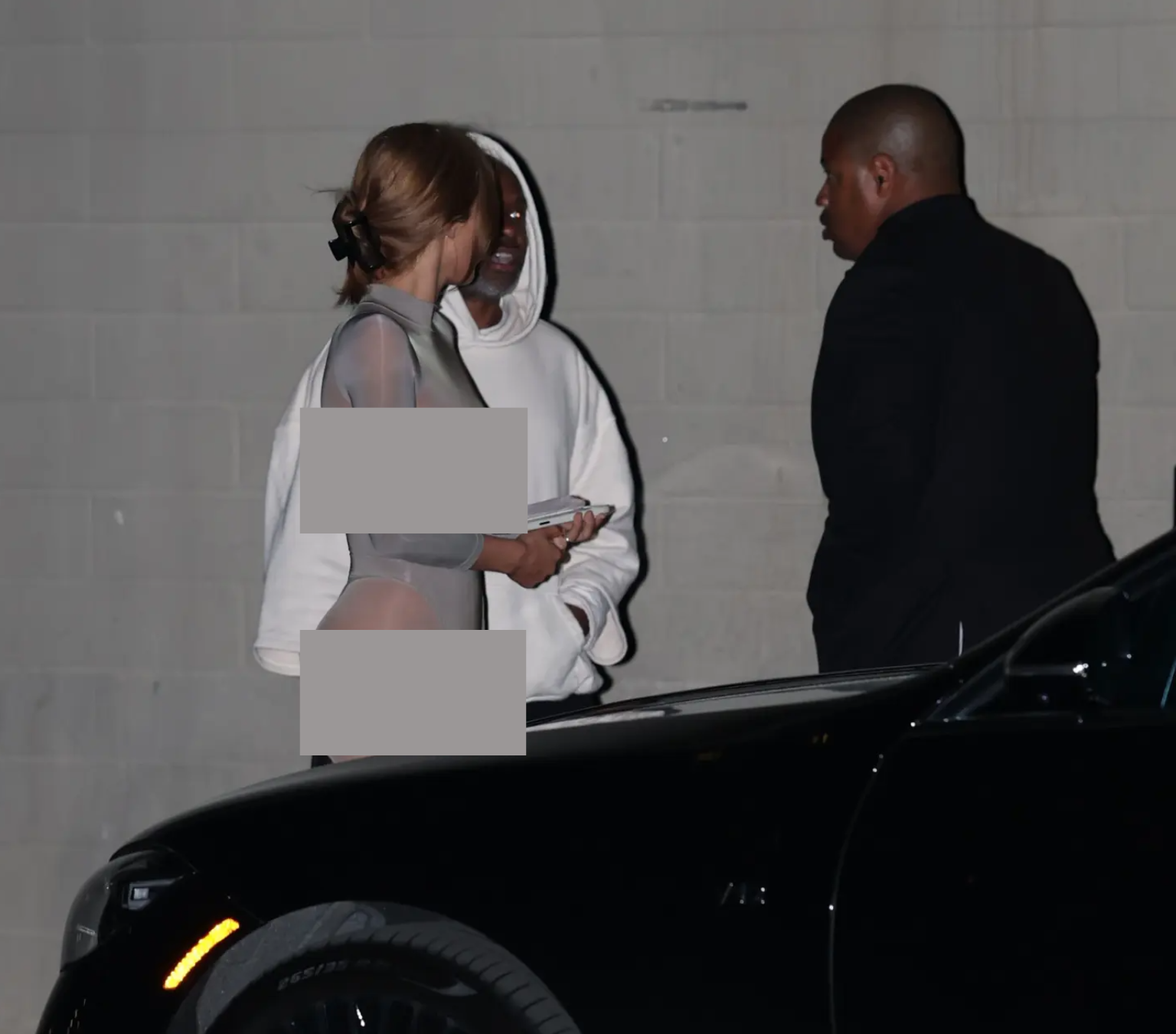 Vợ Kanye West lại mặc hở kh&oacute; tả, nh&igrave;n biểu cảm của người qua đường l&agrave; hiểu- Ảnh 4.