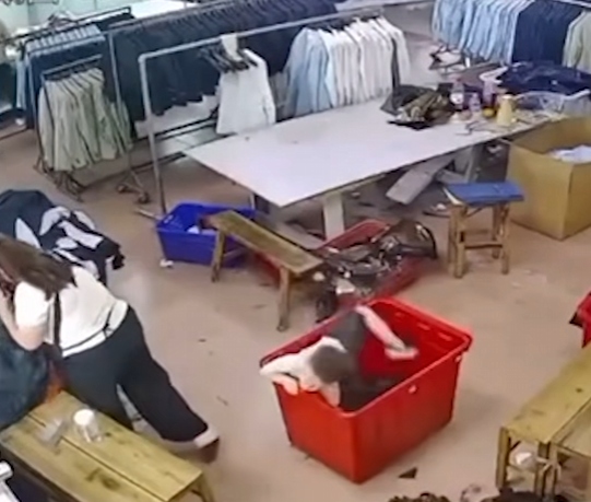 B&eacute; trai bị chấn thương n&atilde;o khi tr&egrave;o v&agrave;o th&ugrave;ng quần &aacute;o chơi - Ảnh 1.