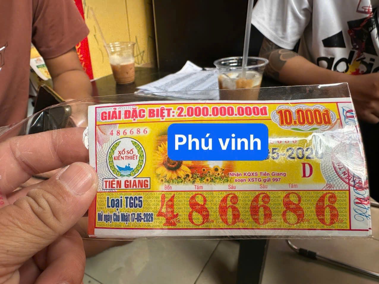 Tr&uacute;ng độc đắc xổ số miền Nam, kh&aacute;ch gửi đại l&yacute; 10 triệu đồng &ldquo;uống c&agrave; ph&ecirc;&rdquo; - Ảnh 2.