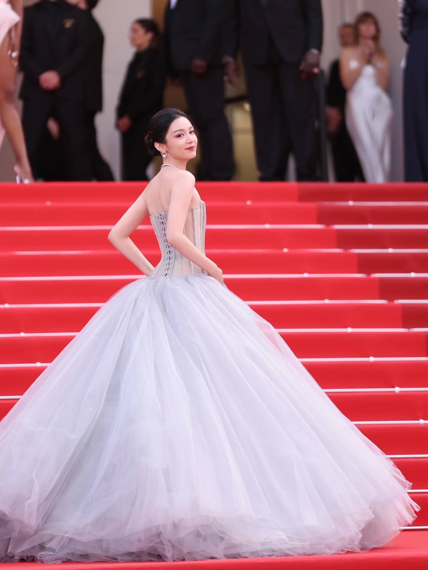 Đại sứ Dior vừa đẹp &ldquo;phong thần&rdquo; ở Cannes đ&atilde; bị ch&ecirc; mặt sưng, da xệ khi về nước- Ảnh 7.