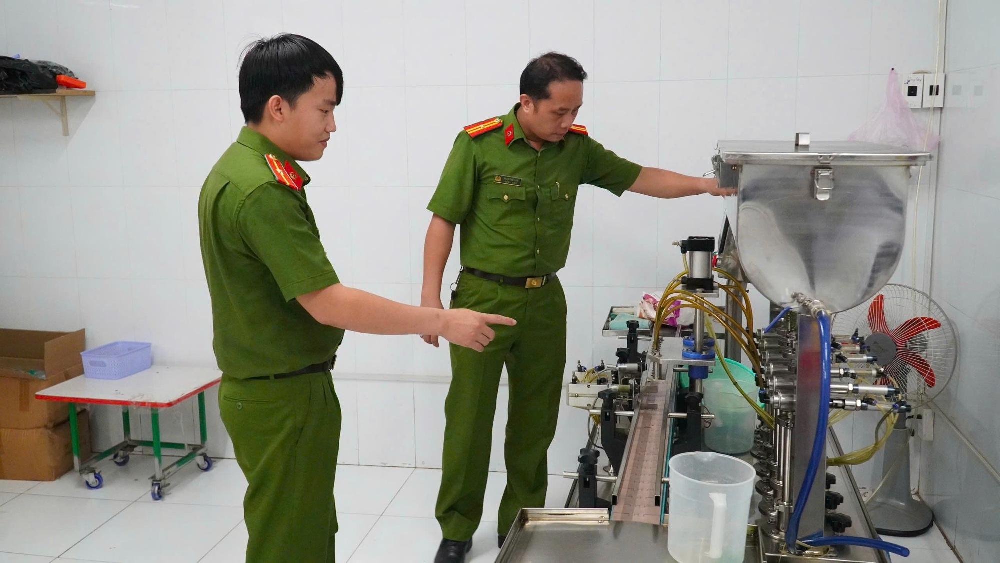 C&ocirc;ng an T&acirc;y Ninh triệt ph&aacute; xưởng sản xuất dầu gi&oacute; giả quy m&ocirc; lớn - Ảnh 2.