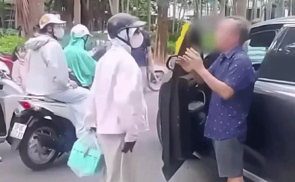 C&ocirc;ng an điều tra vụ h&agrave;nh hung t&agrave;i xế &ocirc; t&ocirc; tại H&agrave; Nội g&acirc;y x&ocirc;n xao - Ảnh 1.