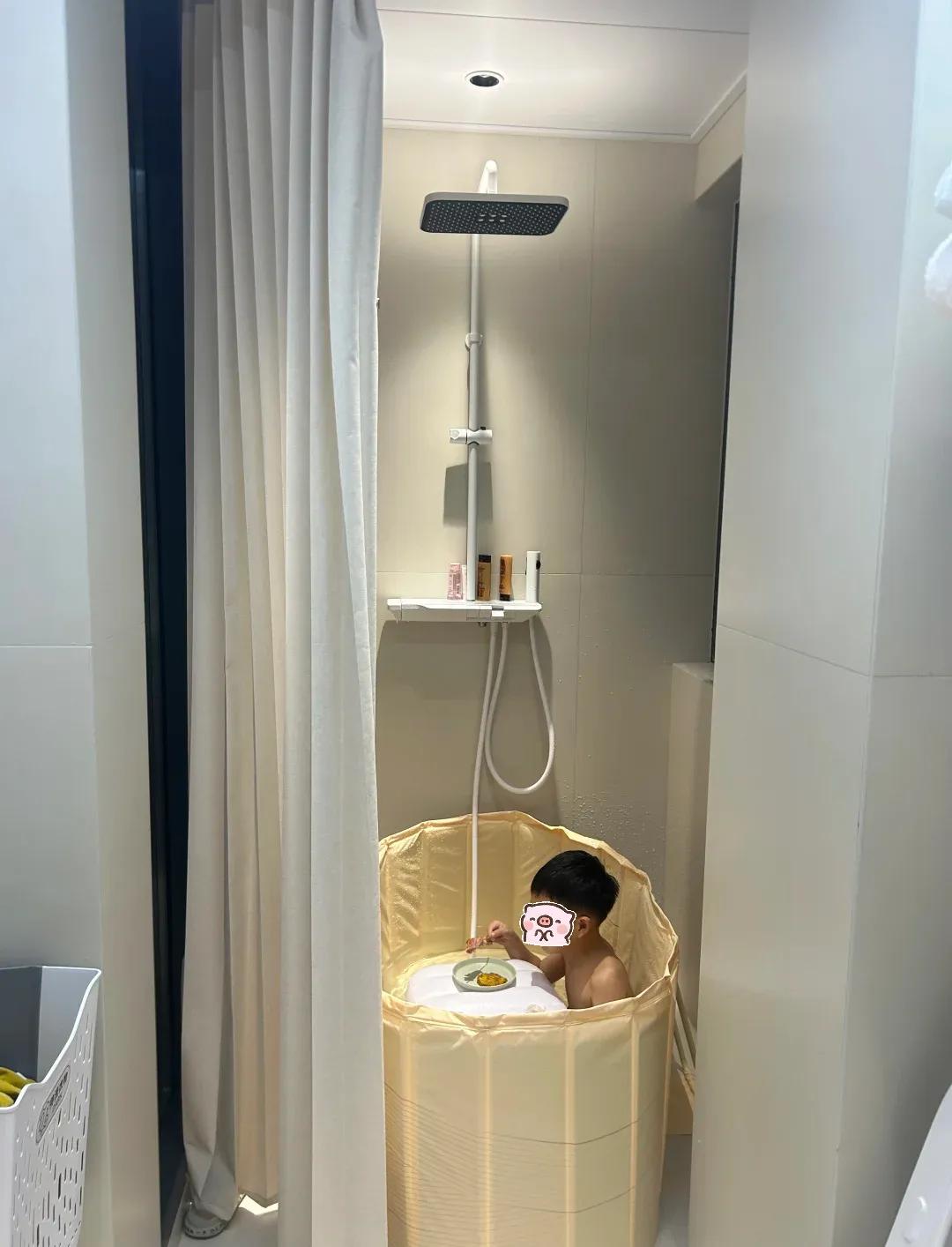 V&aacute;ch k&iacute;nh ph&ograve;ng tắm đang dần &ldquo;thất sủng&rdquo;? Nhiều gia đ&igrave;nh chuyển sang 4 kiểu thiết kế tiết kiệm diện t&iacute;ch, dễ vệ sinh hơn - Ảnh 3.