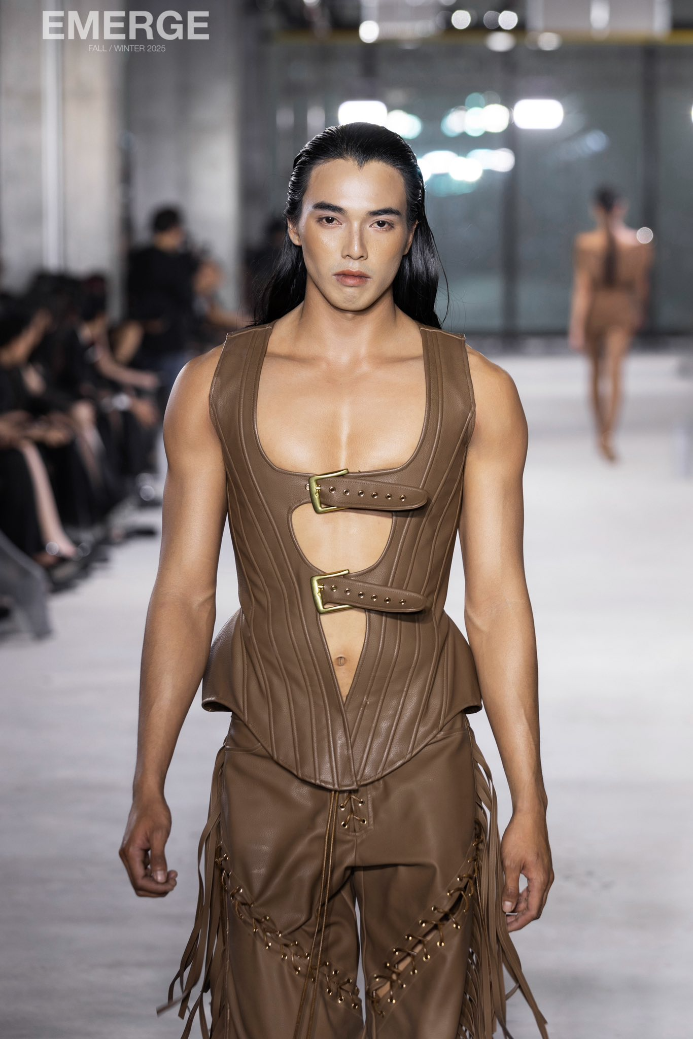 L&ecirc; Văn T&acirc;m - "n&ocirc;ng d&acirc;n đẹp trai nhất Việt Nam&rdquo; đi catwalk g&acirc;y tranh c&atilde;i- Ảnh 9.