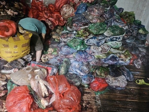 Tiến h&agrave;nh kiểm tra, thu giữ 1.200 kg nội tạng, xương b&ograve; bẩn tại một cơ sở kinh doanh ở H&agrave; Nội- Ảnh 1.