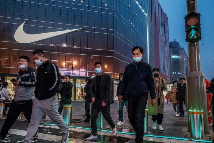 'Hai tỷ b&agrave;n ch&acirc;n' quay lưng với Nike: Cơn bĩ cực của g&atilde; khổng lồ Mỹ trước Li-Ning, Anta, CEO đau khổ thừa nhận phải t&aacute;i thiết 100% mới mong sống s&oacute;t- Ảnh 2.