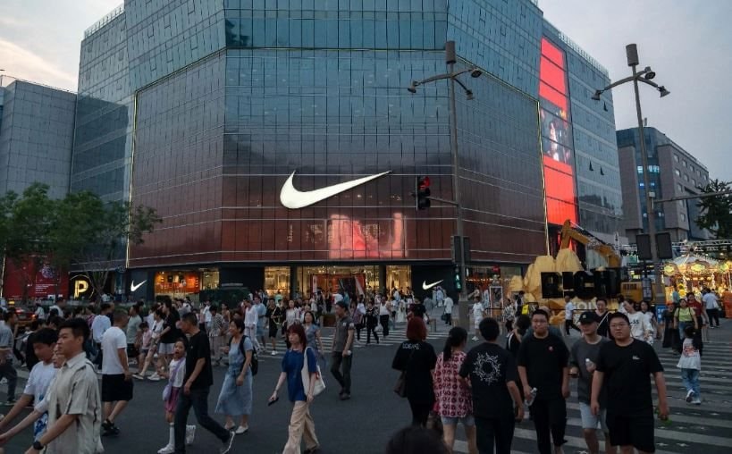 'Hai tỷ b&agrave;n ch&acirc;n' quay lưng với Nike: Cơn bĩ cực của g&atilde; khổng lồ Mỹ trước Li-Ning, Anta, CEO đau khổ thừa nhận phải t&aacute;i thiết 100% mới mong sống s&oacute;t- Ảnh 1.
