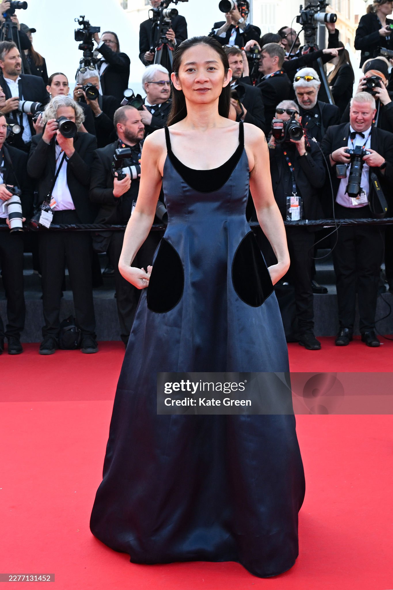 Thảm đỏ Cannes ng&agrave;y 8: Nữ ho&agrave;ng tho&aacute;t y sexy kh&ocirc;ng thể rời mắt, "c&ocirc; b&eacute; đẹp nhất thế giới" bất ngờ bị ch&ecirc;- Ảnh 21.