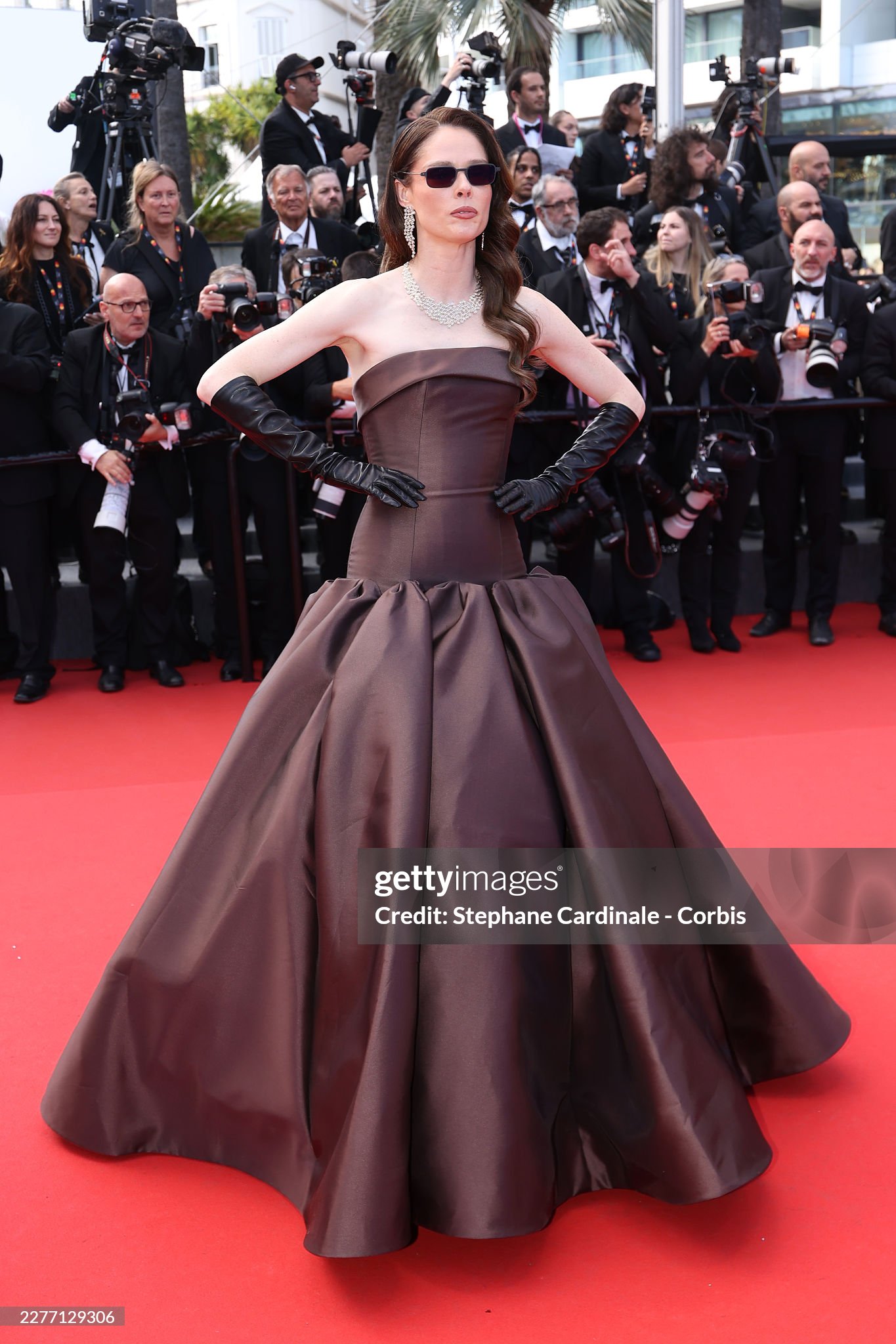 Thảm đỏ Cannes ng&agrave;y 8: Nữ ho&agrave;ng tho&aacute;t y sexy kh&ocirc;ng thể rời mắt, "c&ocirc; b&eacute; đẹp nhất thế giới" bất ngờ bị ch&ecirc;- Ảnh 11.