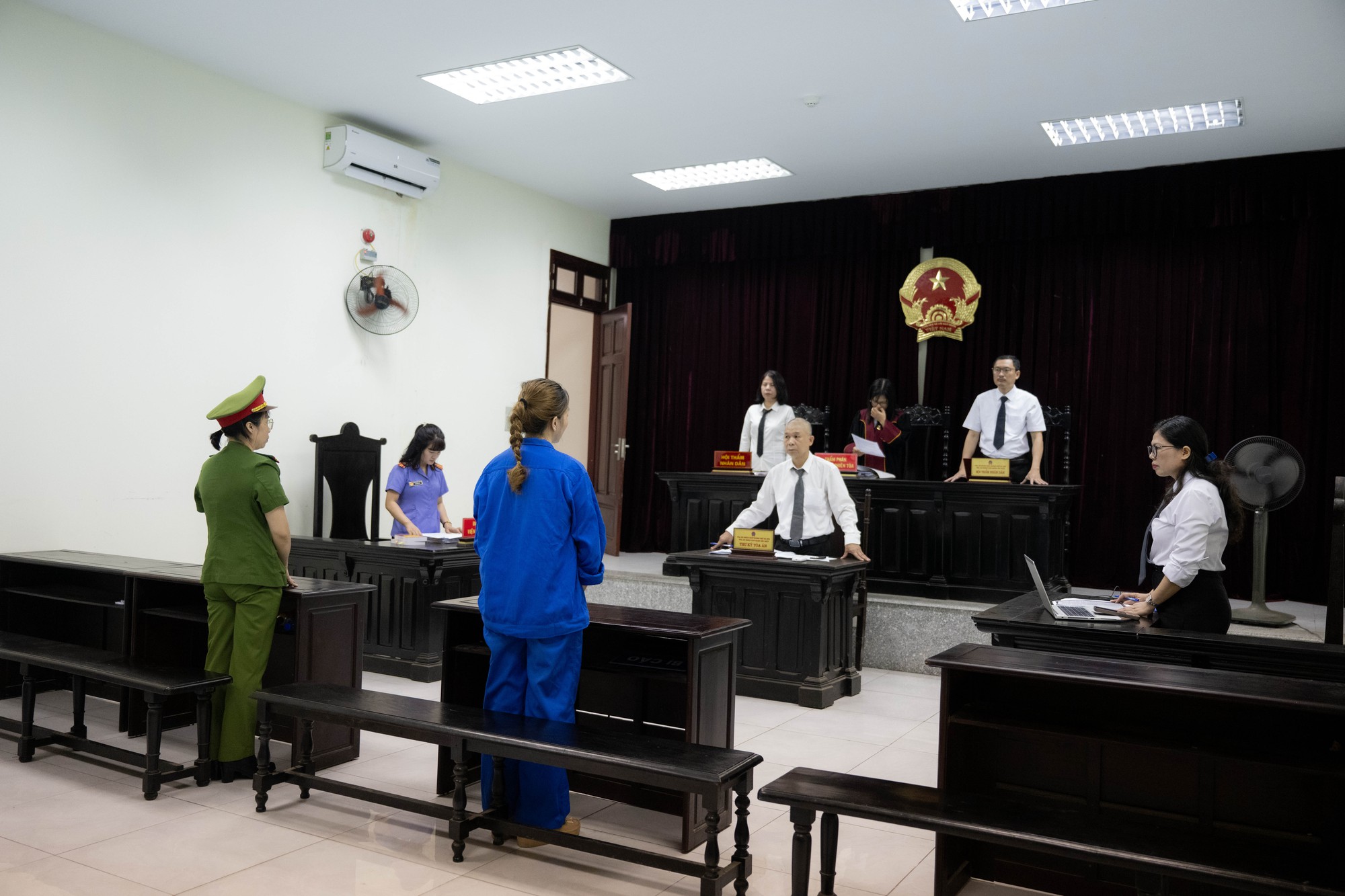 Những h&igrave;nh ảnh đầu ti&ecirc;n trong phi&ecirc;n t&ograve;a x&eacute;t xử người phụ nữ h&agrave;nh hung h&agrave;ng x&oacute;m ở chung cư tại H&agrave; Nội- Ảnh 1.