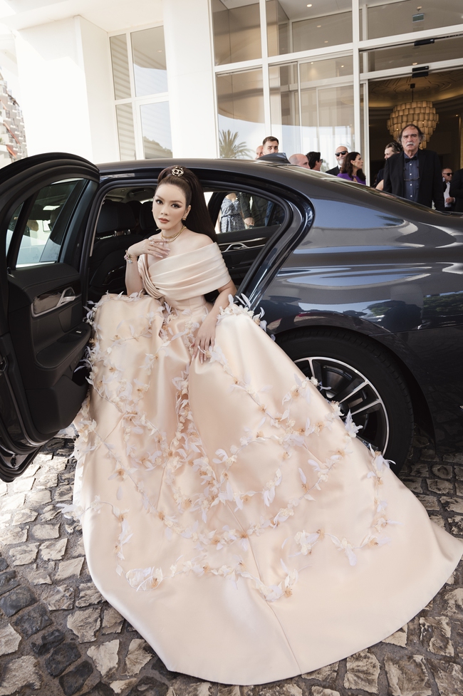 Mỹ nh&acirc;n dự Cannes nhiều nhất showbiz Việt, chi 50 tỷ v&agrave; mang 43 bộ v&aacute;y đi thảm đỏ- Ảnh 6.
