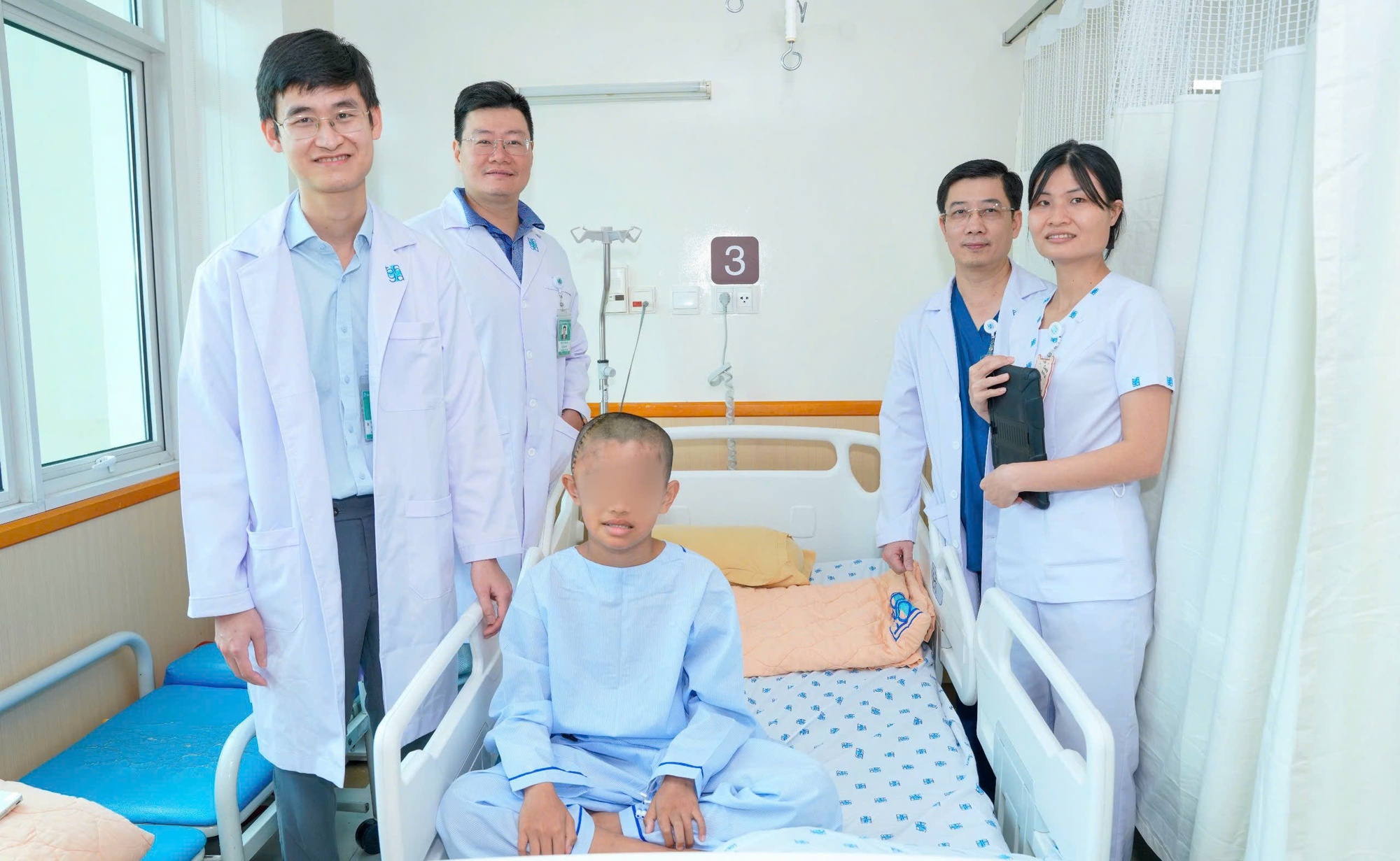 Kỳ tích của y học: Mổ sọ thức tỉnh cho bé trai 12 tuổi - Ảnh 1.