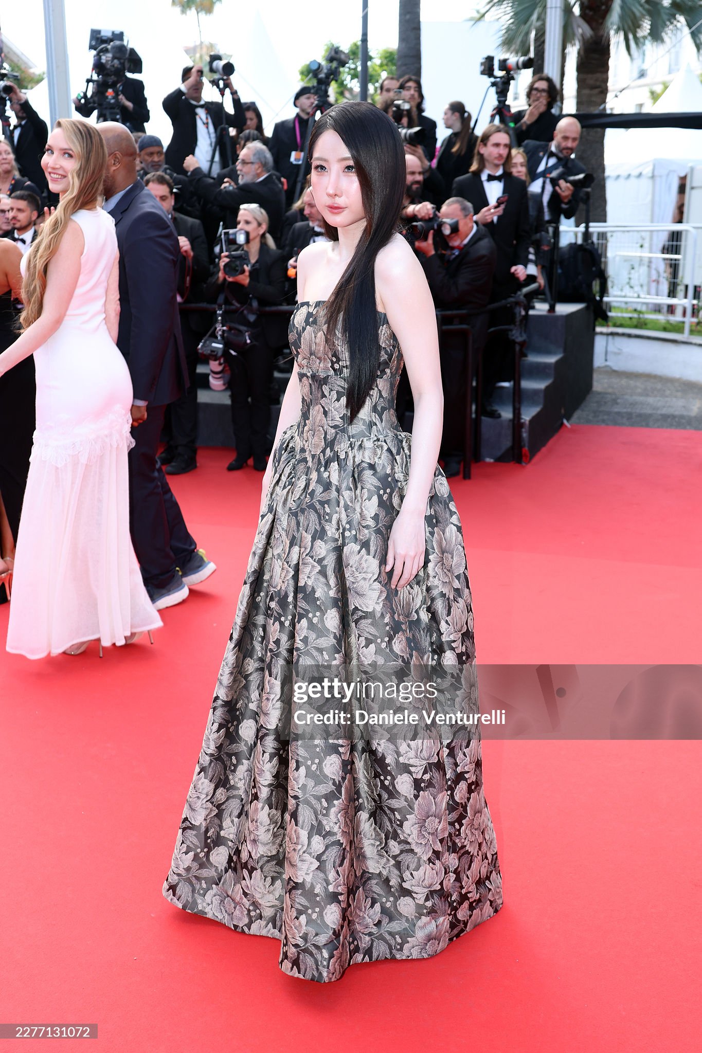 Thảm đỏ Cannes ng&agrave;y 8: Nữ ho&agrave;ng tho&aacute;t y sexy kh&ocirc;ng thể rời mắt, "c&ocirc; b&eacute; đẹp nhất thế giới" bất ngờ bị ch&ecirc;- Ảnh 22.