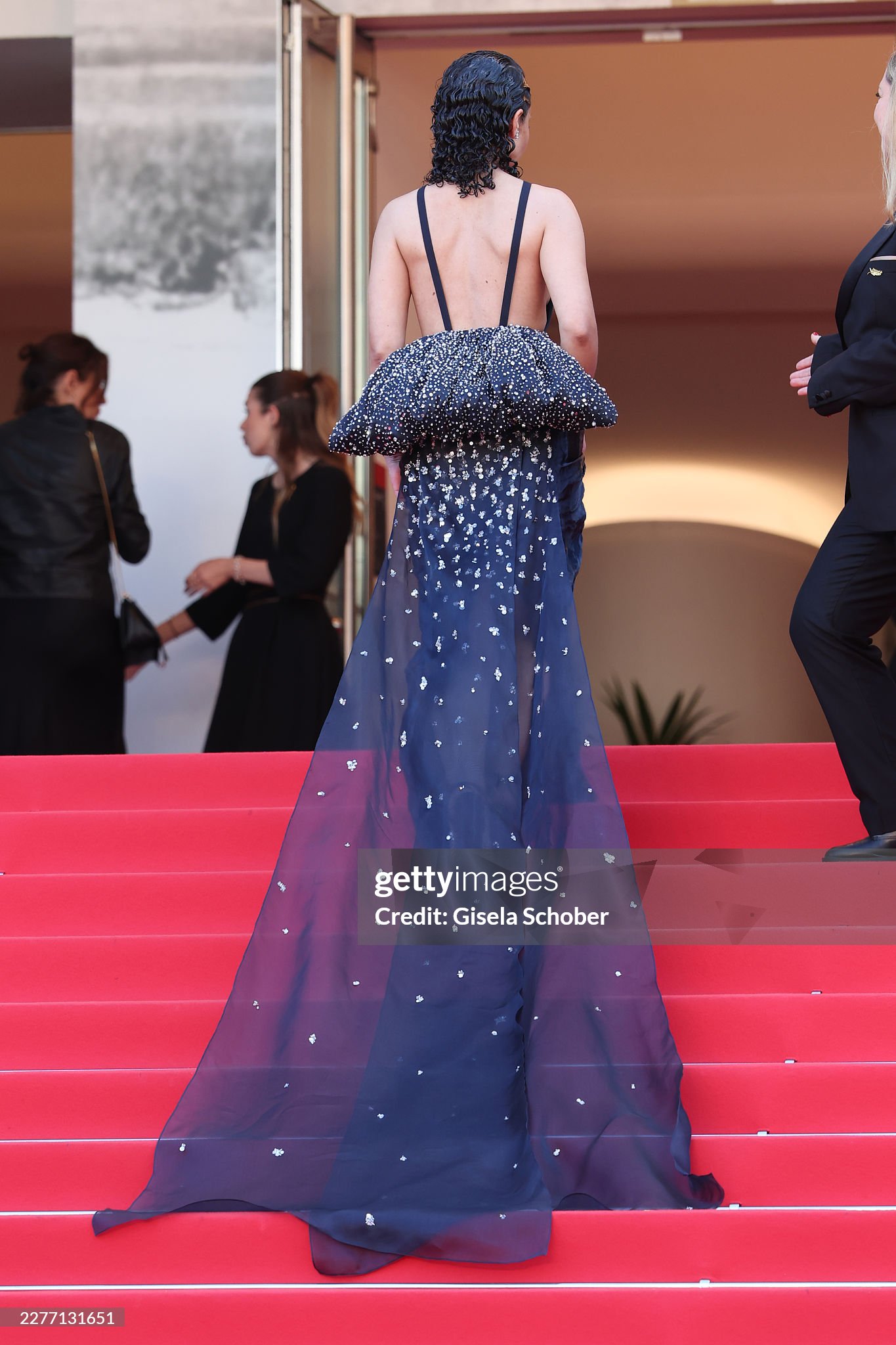 Thảm đỏ Cannes ng&agrave;y 8: Nữ ho&agrave;ng tho&aacute;t y sexy kh&ocirc;ng thể rời mắt, "c&ocirc; b&eacute; đẹp nhất thế giới" bất ngờ bị ch&ecirc;- Ảnh 25.