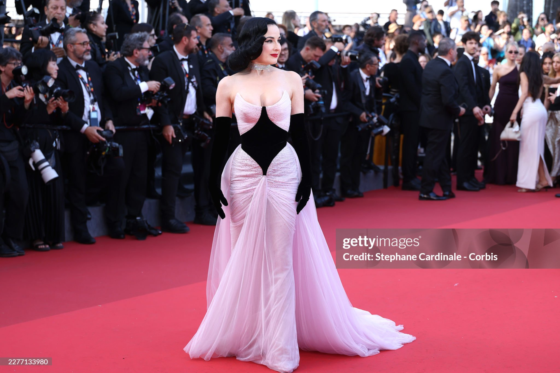 Thảm đỏ Cannes ng&agrave;y 8: Nữ ho&agrave;ng tho&aacute;t y sexy kh&ocirc;ng thể rời mắt, "c&ocirc; b&eacute; đẹp nhất thế giới" bất ngờ bị ch&ecirc;- Ảnh 1.
