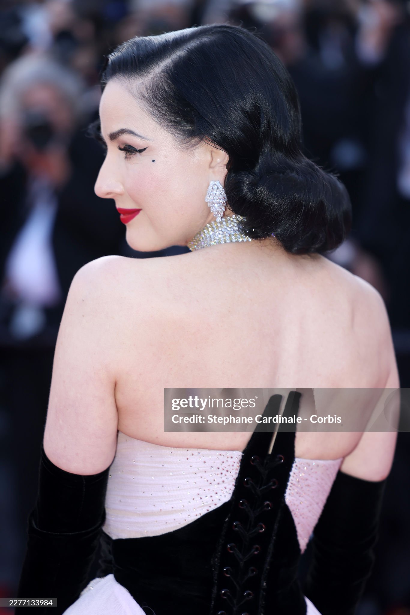 Thảm đỏ Cannes ng&agrave;y 8: Nữ ho&agrave;ng tho&aacute;t y sexy kh&ocirc;ng thể rời mắt, "c&ocirc; b&eacute; đẹp nhất thế giới" bất ngờ bị ch&ecirc;- Ảnh 5.