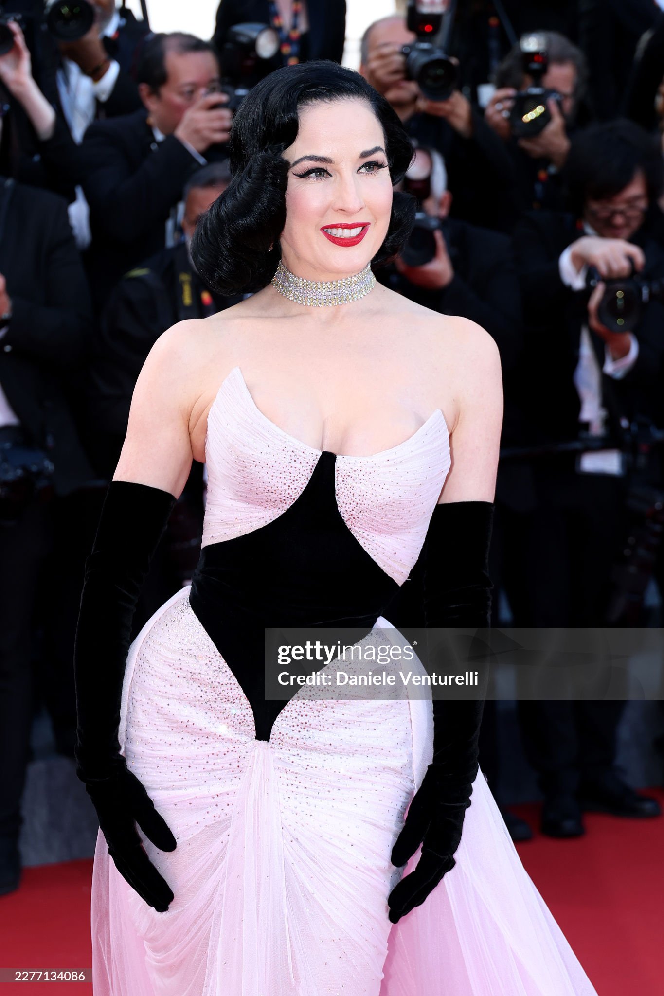 Thảm đỏ Cannes ng&agrave;y 8: Nữ ho&agrave;ng tho&aacute;t y sexy kh&ocirc;ng thể rời mắt, "c&ocirc; b&eacute; đẹp nhất thế giới" bất ngờ bị ch&ecirc;- Ảnh 4.