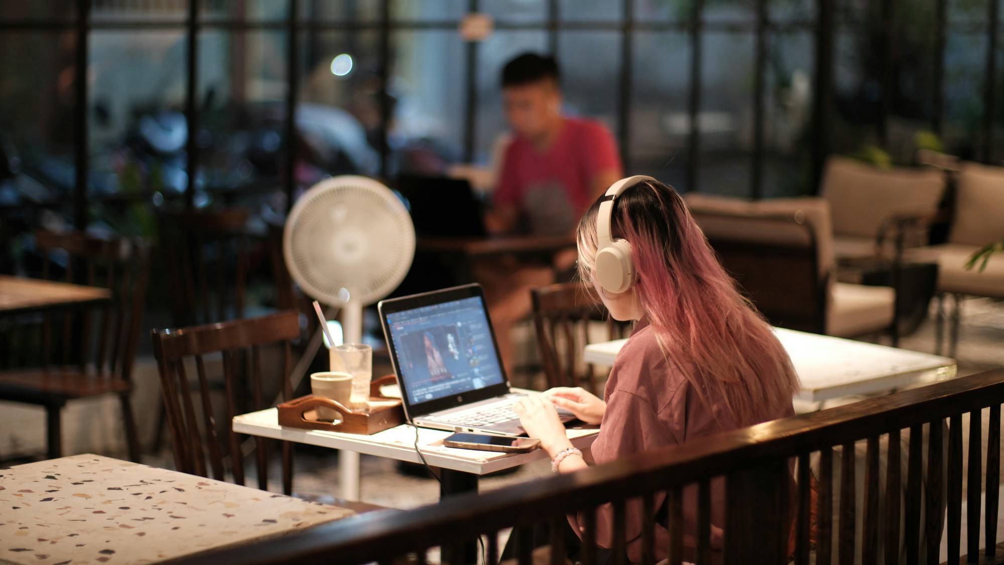 Nghịch l&yacute; của người trẻ: Thạo AI nhưng chọn mạng vẫn phải xin v&iacute;a người quen - Ảnh 2.