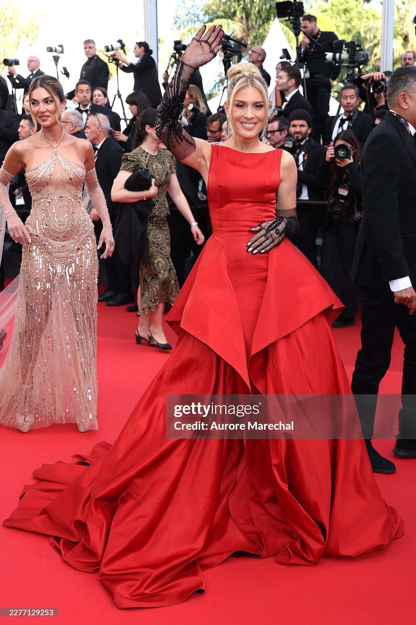 Thảm đỏ Cannes ng&agrave;y 8: Nữ ho&agrave;ng tho&aacute;t y sexy kh&ocirc;ng thể rời mắt, "c&ocirc; b&eacute; đẹp nhất thế giới" bất ngờ bị ch&ecirc;- Ảnh 27.