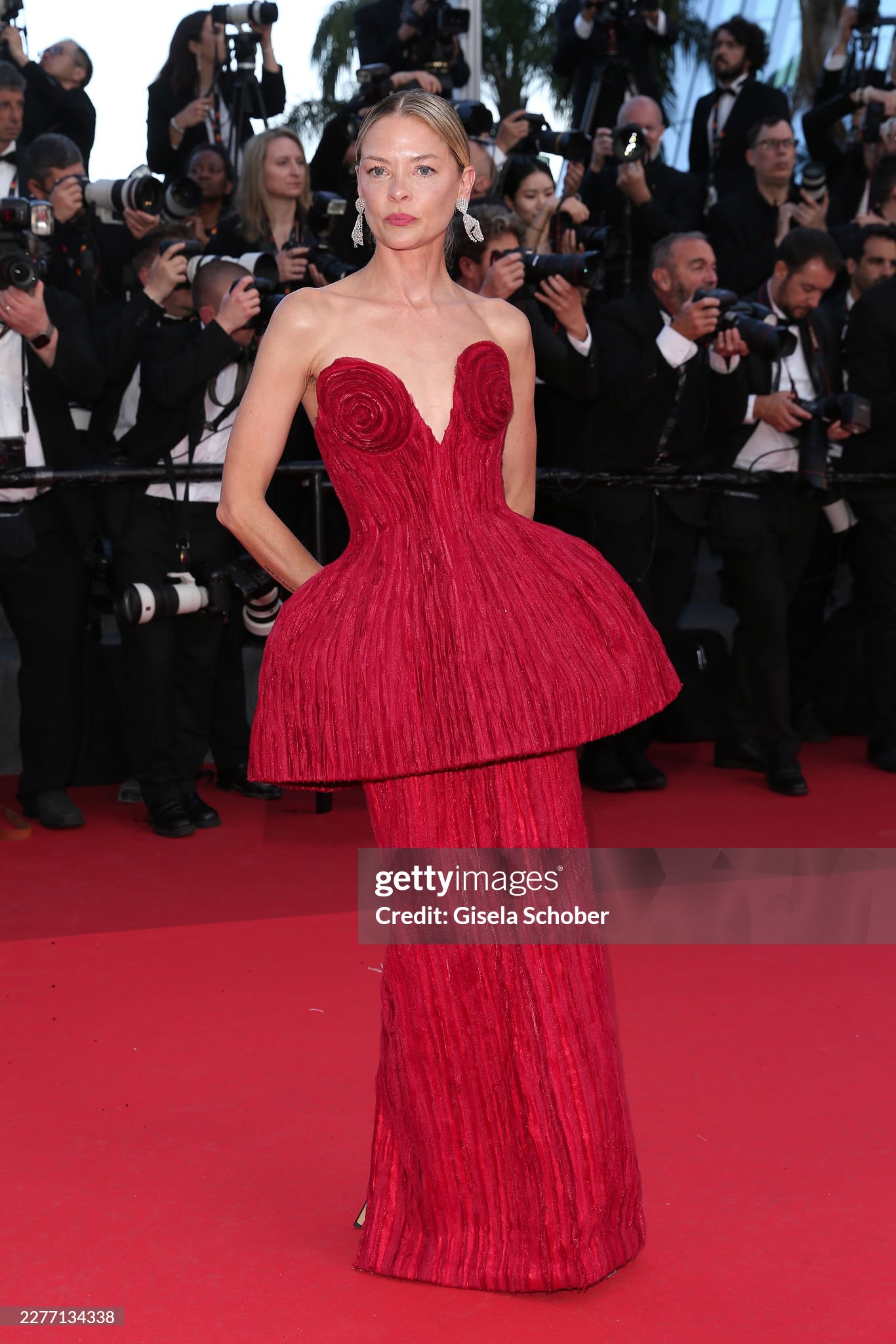 Thảm đỏ Cannes ng&agrave;y 8: Nữ ho&agrave;ng tho&aacute;t y sexy kh&ocirc;ng thể rời mắt, "c&ocirc; b&eacute; đẹp nhất thế giới" bất ngờ bị ch&ecirc;- Ảnh 17.