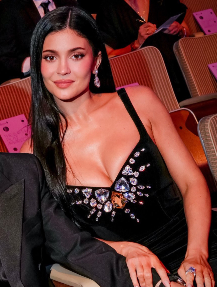 "T&oacute;m gọn" Kendall Jenner hẹn h&ograve; t&agrave;i tử Đồi Gi&oacute; H&uacute; tr&ecirc;n b&atilde;i biển- Ảnh 2.