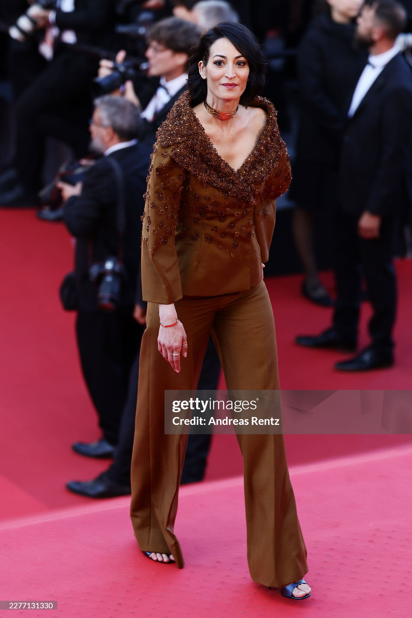 Thảm đỏ Cannes ng&agrave;y 8: Nữ ho&agrave;ng tho&aacute;t y sexy kh&ocirc;ng thể rời mắt, "c&ocirc; b&eacute; đẹp nhất thế giới" bất ngờ bị ch&ecirc;- Ảnh 29.