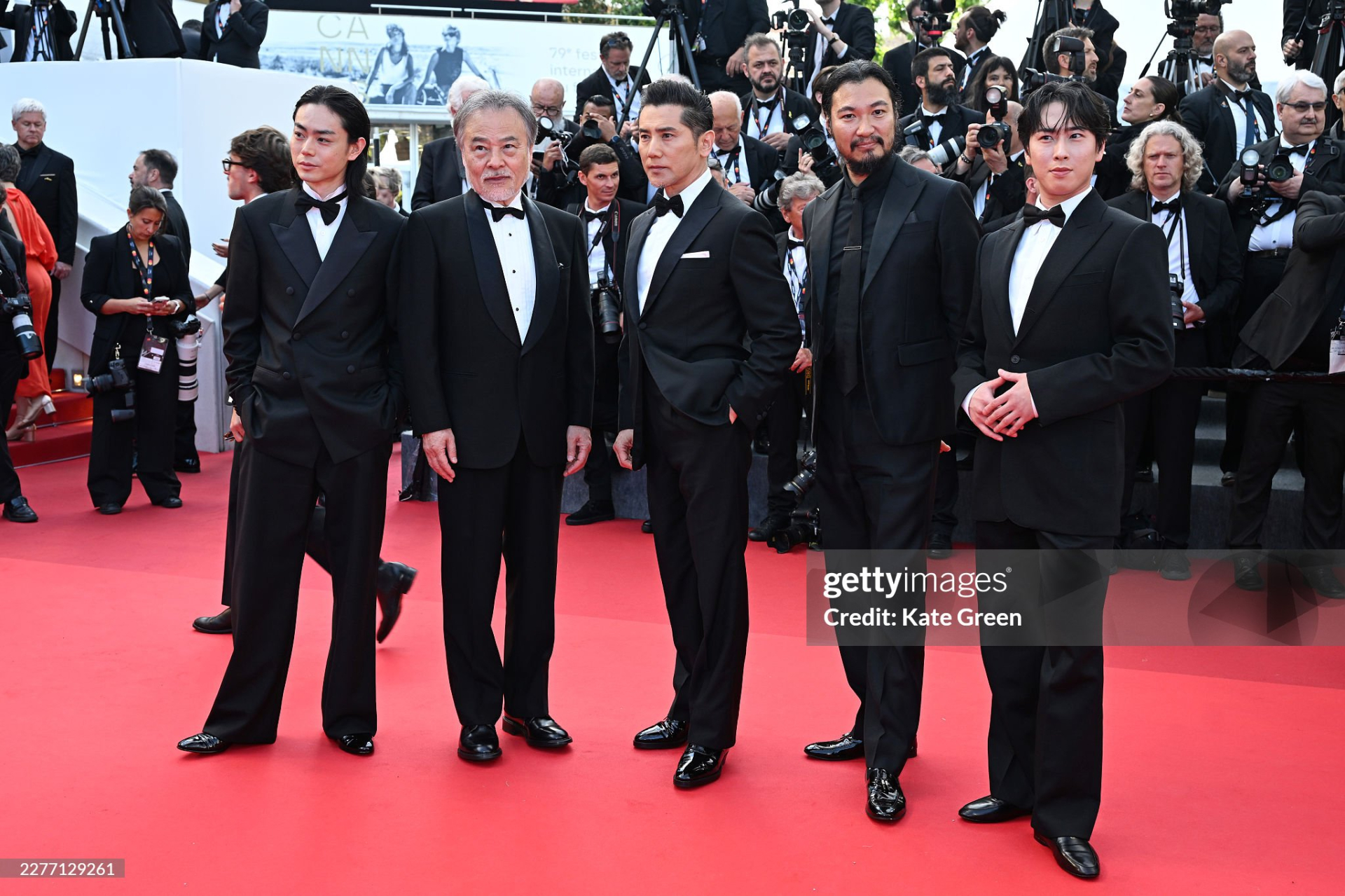 Thảm đỏ Cannes ng&agrave;y 8: Nữ ho&agrave;ng tho&aacute;t y sexy kh&ocirc;ng thể rời mắt, "c&ocirc; b&eacute; đẹp nhất thế giới" bất ngờ bị ch&ecirc;- Ảnh 36.